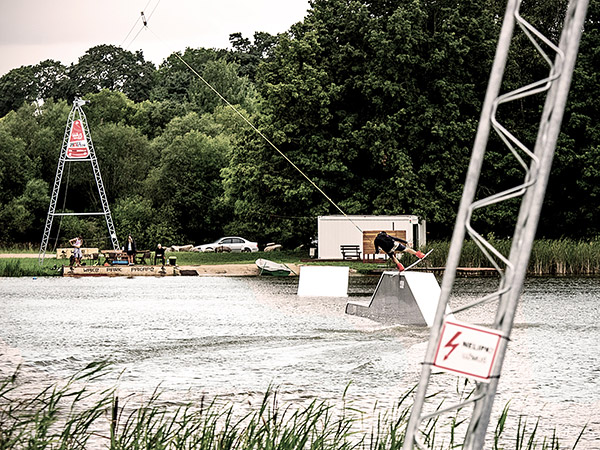 System | Wakestation - two tower cable system for wakeboarding